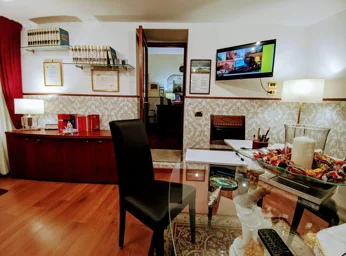 Tavolo in vetro e biblioteca nello Studio Legale