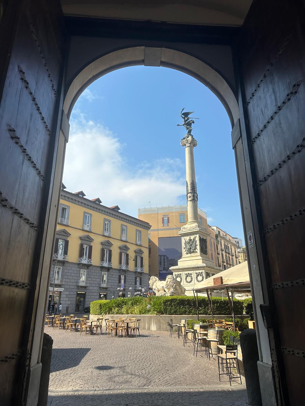Piazza dei Martiri osservata dall’arco di Palazzo Calabritto a Napoli
