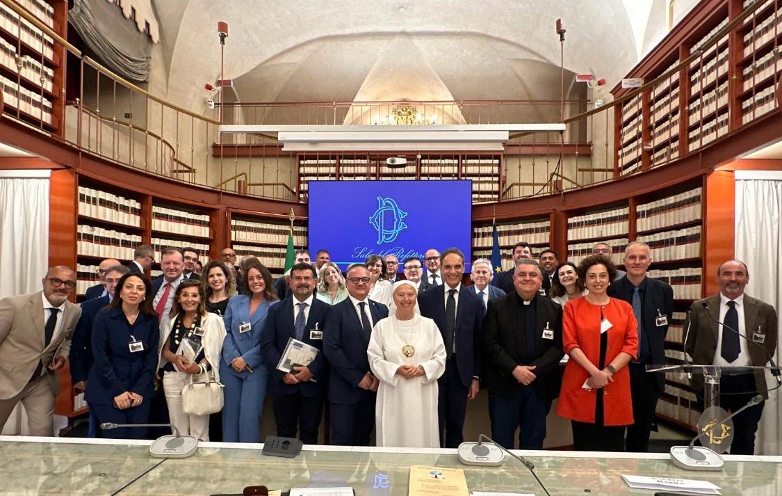 Foto di gruppo nella Sala del Refettorio della Camera dei deputati