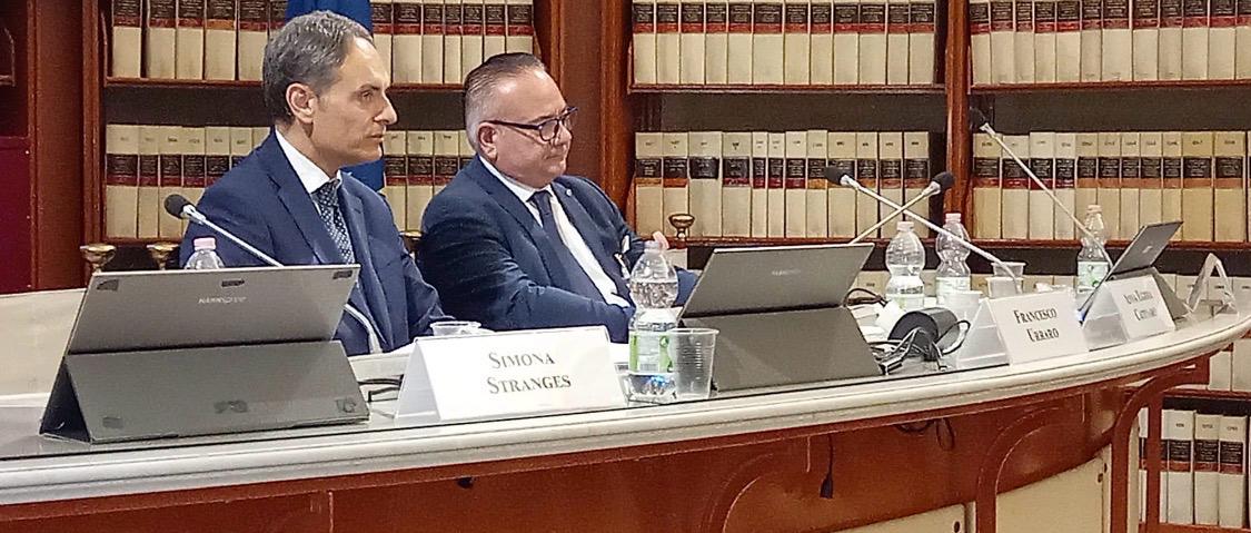 Luigi Ferrara al tavolo dei relatori durante un convegno