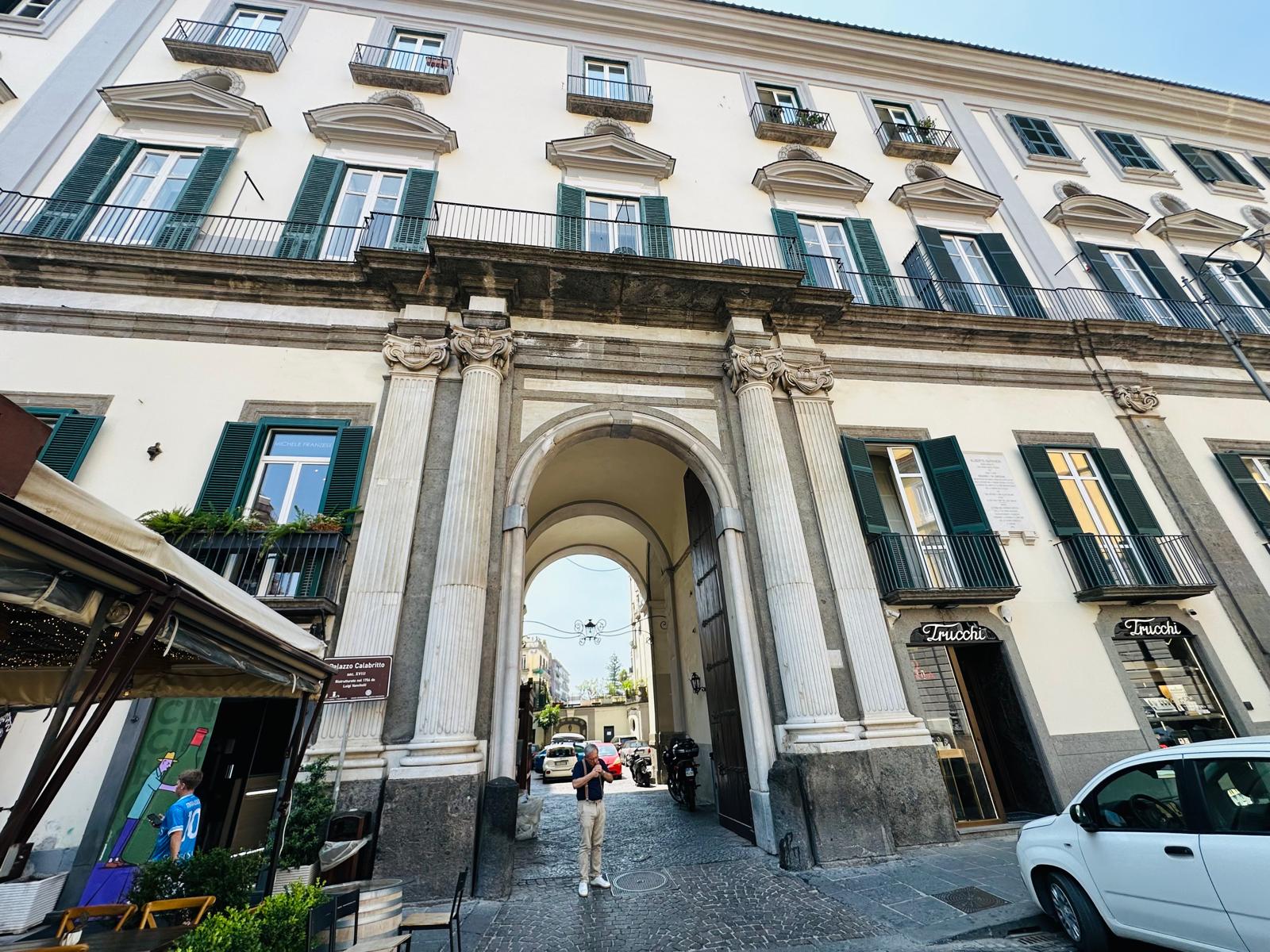 Facciata e ingresso monumentale di Palazzo Calabritto a Napoli