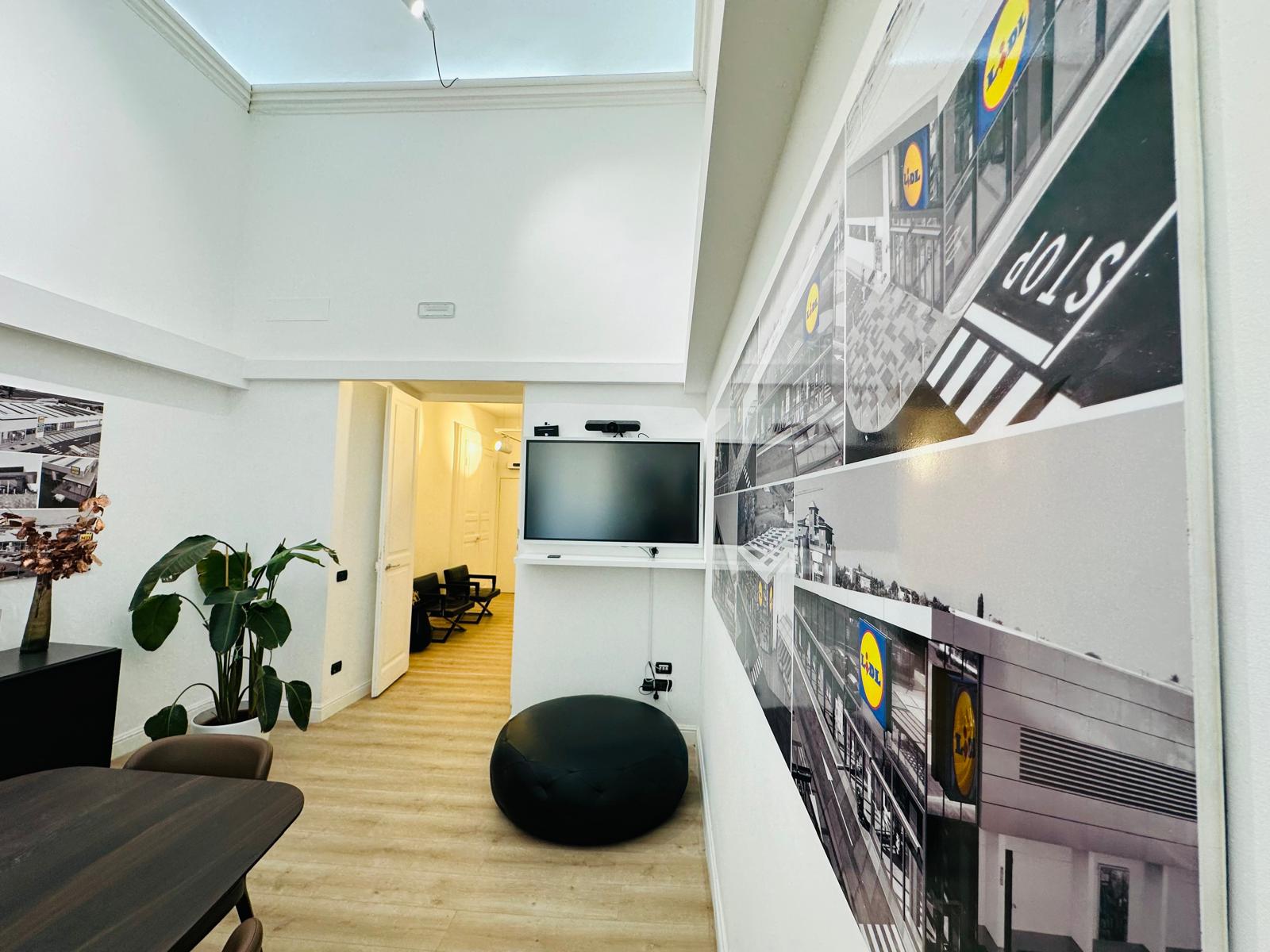 Sala professionale moderna con schermo per videoconferenze