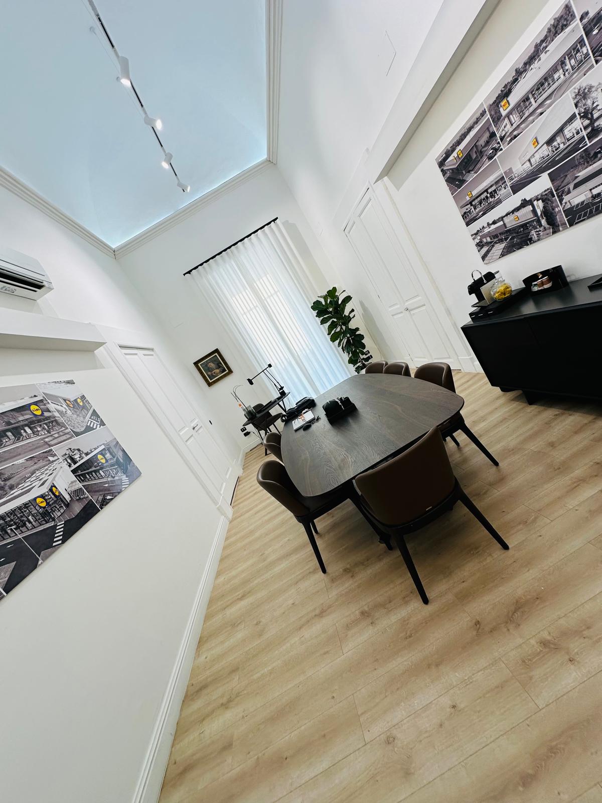 Sala riunioni moderna vista lateralmente