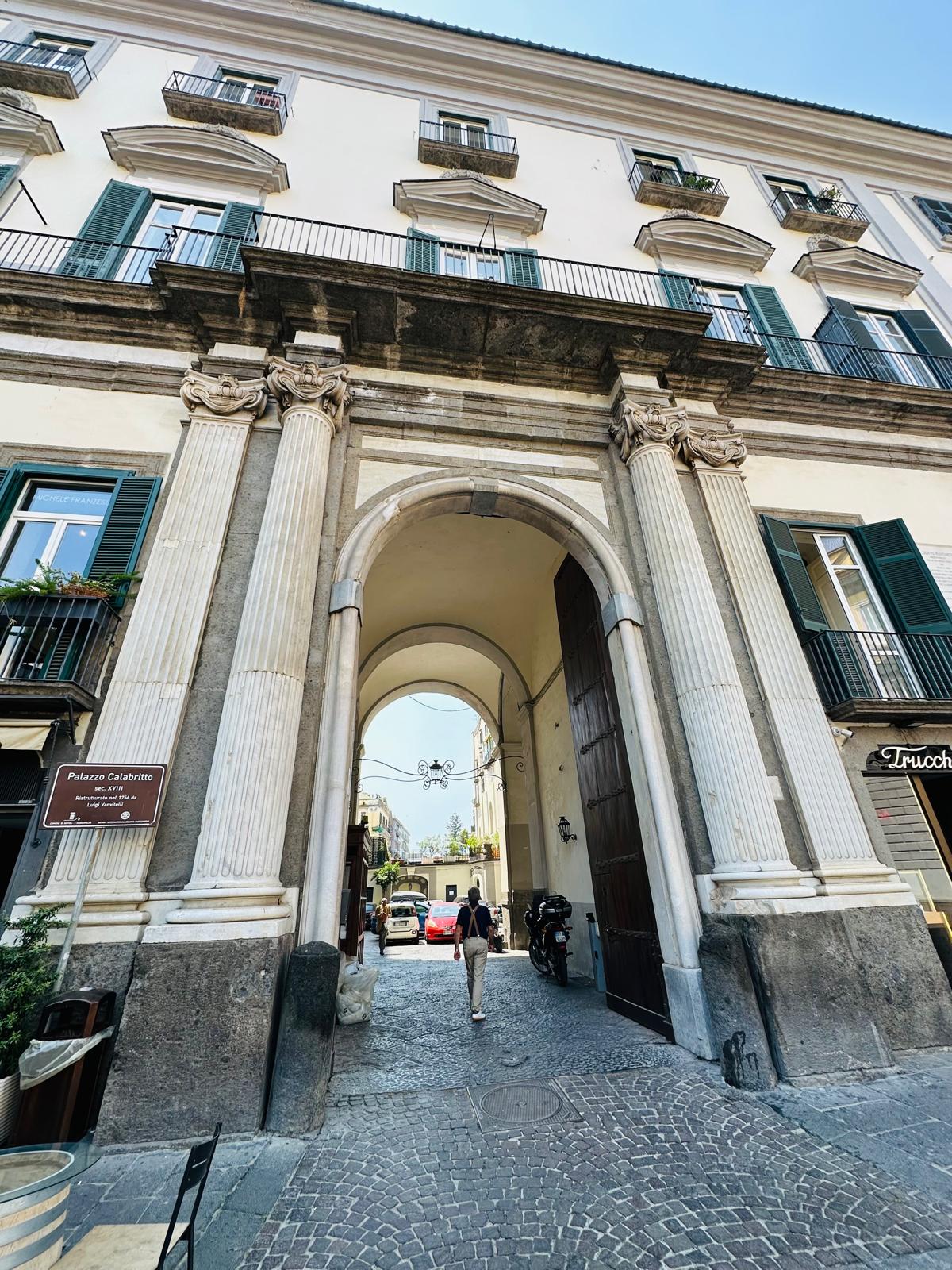Ingresso di Palazzo Calabritto visto dalla strada